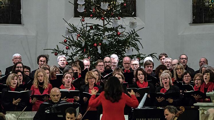 Der Coburger "Chor Unerhört" unter der LEitung von Antoinetta Bafas führte die Misa Tango von Martin Palmeri in Bad Rodach auf.Foto: Jochen Berger