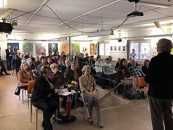 Knapp die Hälfte der insgesamt 120 Mitglieder war zum Neujahrsempfang in die Galerie Form und Farbe gekommen. Foto: Hans Dietrich Unger