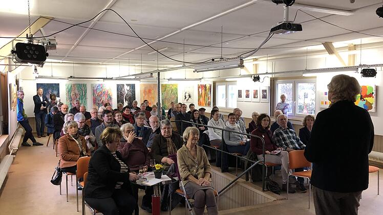 Knapp die Hälfte der insgesamt 120 Mitglieder war zum Neujahrsempfang in die Galerie Form und Farbe gekommen. Foto: Hans Dietrich Unger