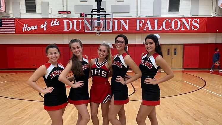 Die Cheerleader nach einem Basketballspiel: Lara Regenspurger wird von ihren US-Kolleginnen in die Mitte genommen.  Foto: Regenspurger