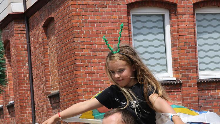 Blumen und Kränze für die Mädchen, Fliege und kurze Hosen für die Jungs: Die Grundschule An der Heubischer Straße zeigte, wie das Kinderfest anno dazumahl aussah. Fotos: Michael Stelzner