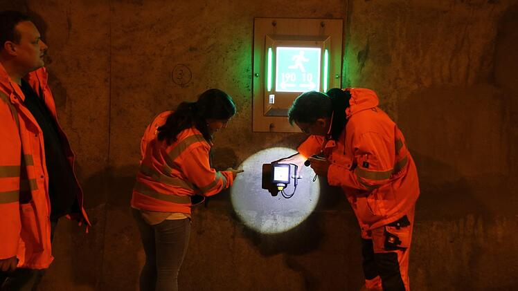 Sensoren und andere Messger&auml;te liefern Daten f&uuml;r die Tunnelsteuerung.