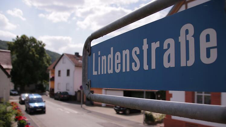 Der Lindenbrunnen an der Dorflinde, die Lindenstraße sowie das Kirchenumfeld sind die zentralen Bereiche, die von der Dorferneuerung profitieren sollen. Foto: Benedikt Borst