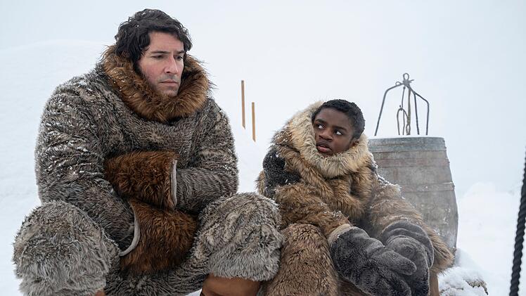 Naturforscher sowie Erfinder Christopher "Titch" Wilde (Tom Ellis, links) und sein Protegé George Washington Black (Eddie Karanja) hat es in die Kälte verschlagen.