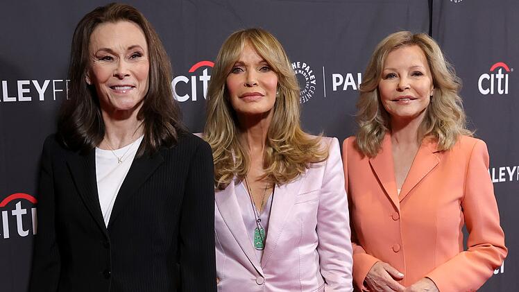 Zum 50-j&auml;hrigen Jubil&auml;um der Serie feierten die "Drei Engel f&uuml;r Charlie" im April 2026 ein Wiedersehen: (von links) Kate Jackson, Jaclyn Smith und Cheryl Ladd.