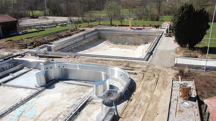 Das Nichtschwimmer-Becken (vorne) wurde komplett umgestaltet. Foto: Josef Hofbauer