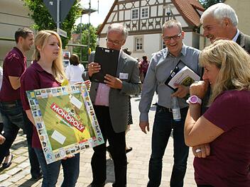 Dass es eine Fatschenbrunner Version von Monopoly gibt, war auch Oberaurachs Zweitem Bürgermeister Hans Albert (rechts) bis gestern unbekannt.  Fotos: Sabine Weinbeer