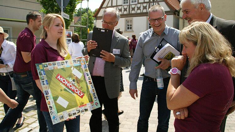 Dass es eine Fatschenbrunner Version von Monopoly gibt, war auch Oberaurachs Zweitem Bürgermeister Hans Albert (rechts) bis gestern unbekannt.  Fotos: Sabine Weinbeer
