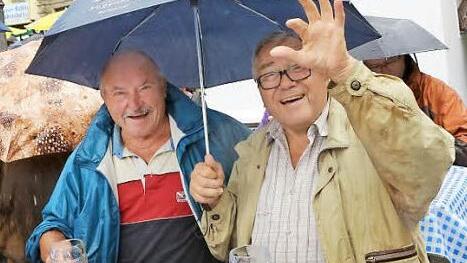 Schirmherren hatte das Brauereifest am Freitag viele: Die Besucher ließen sich vom Wetter die gute Laune nicht verderben, denn gegen Regen kann man sich schließlich schützen, gegen Hitze nicht so gut.