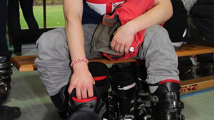 Robin Schütz sucht neue Skischuhe - Größe 42 und 43 probierte er. "Die Farbe ist egal, sie müssen halt passen", meint er.