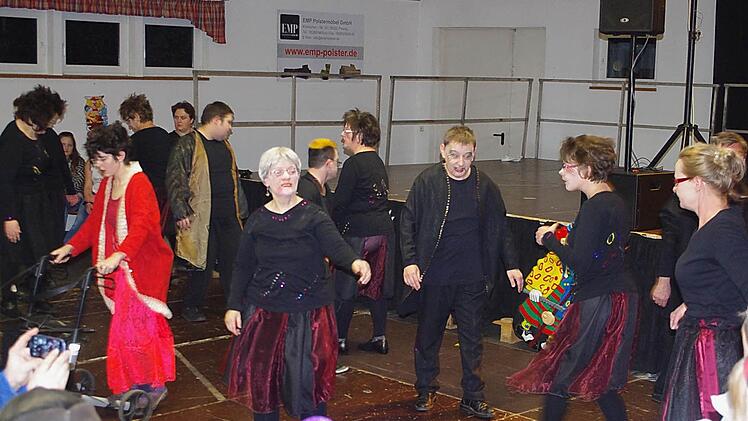 Die "Ahorn-Swingers" legten eine schaurig-schönen Tanz aufs Parkett.  Foto: Heike Schülein