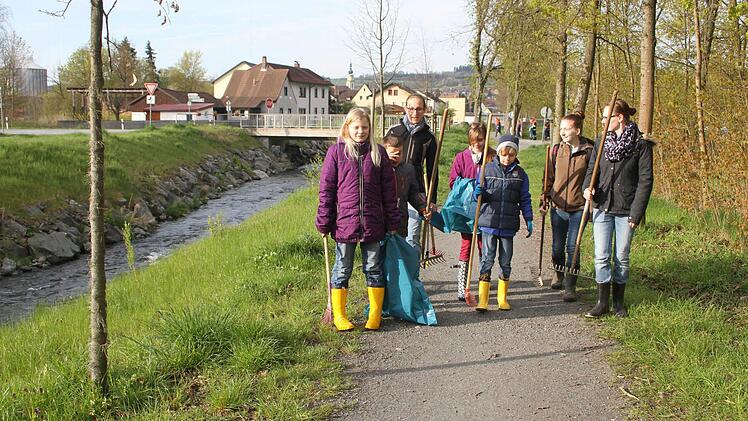 Die Truppe vom Musikverein hat auch ein bisschen Spaß beim Müllsammeln.