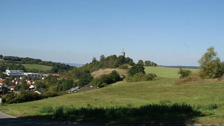 Viele Bauwerber haben bei der Stadt Eltmann angeklopft, deshalb soll im Frühjahr der letzte Bauabschnitt des Siedlungsgebietes "Am Hahn" im Schatten der Wallburg erschlossen werden.