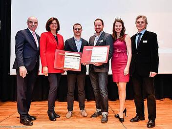 Urkundeng: Artur Steinmann vom Fränkischen Weinbauverband, Staatsministerin Ilse Aigner, Vertreter von Divino Nordheim, Matthias Büttner von der Ruine Aura, Christina Schneider, fränkische Weinkönigin, und Georg Bätz von der LWG. Foto: Matthias Merz/FrankeTourismus