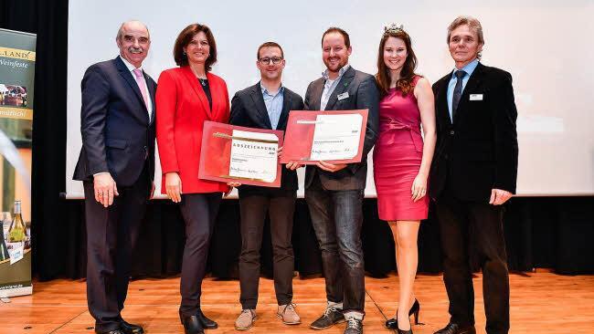 Urkundeng: Artur Steinmann vom Fränkischen Weinbauverband, Staatsministerin Ilse Aigner, Vertreter von Divino Nordheim, Matthias Büttner von der Ruine Aura, Christina Schneider, fränkische Weinkönigin, und Georg Bätz von der LWG. Foto: Matthias Merz/FrankeTourismus