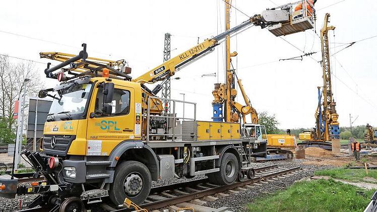 Die Oberleitungen werden verschwenkt, um Platz für die Baumaschinen zu schaffen.  Foto: Barbara Herbst