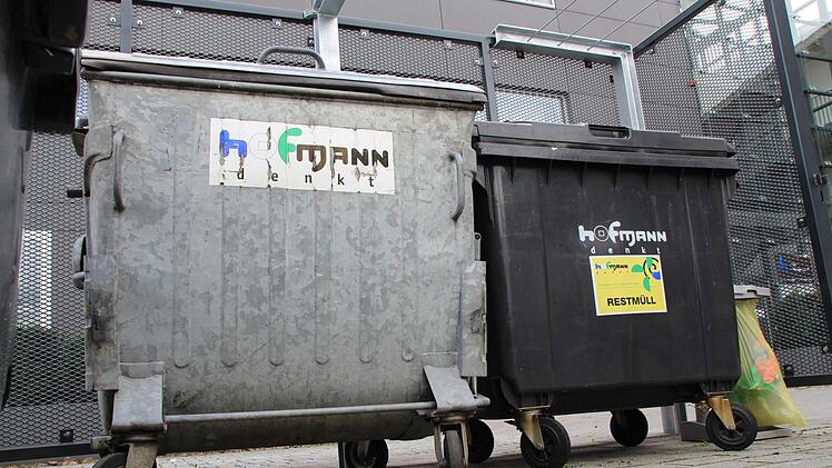 In den Restmülltonnen im Landkreis landet immer weniger.  Foto: Andreas Dorsch