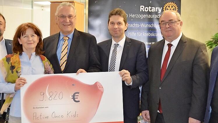 Symbolische Scheckübergabe (von links) an Stefan und Marion Müller mit Innenminister Joachim Herrmann. Mit im Bild Roland Stopfer und Reinhard Lugschi von der Sparkasse sowie der Präsident der Herzogenauracher Rotarier, Alfred Sammetinger Fotos: Bernhard Panzer
