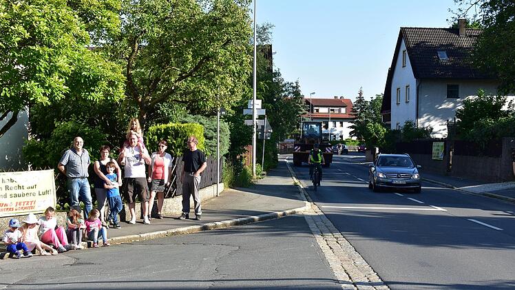 Überholverkehr macht die Ortsdurchfahrt noch gefärlicher. Foto: Petra Malbrich