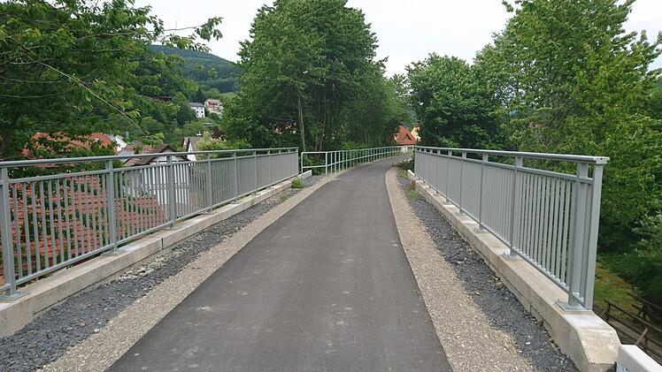 Aufwendig: An Stellen wie den Überführungen ist zu sehen, warum die Kosten für den Radweg mehrere Hunderttausend Euro betragen. Foto: Steffen Standke
