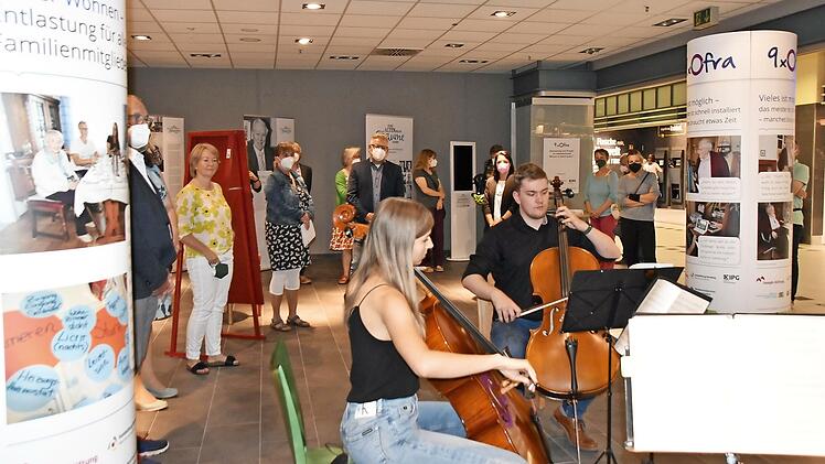 Zur Vernissage spielten drei Cellisten des Kulmbacher Kammerorchesters.