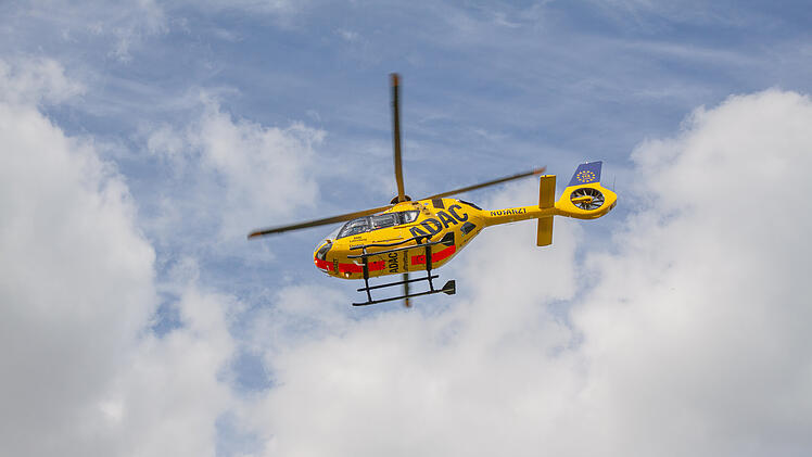 Auto kommt von Stra&szlig;e ab und &uuml;berschl&auml;gt sich mehrfach