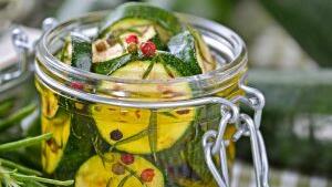 Eingelegte Zucchini