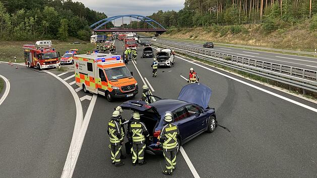 Lauf an der Pegnitz: Vollsperrung nach Unfall auf A9 - Feuerwehr rechnete mit "eingeklemmter Person"