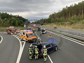 Lauf an der Pegnitz: Vollsperrung nach Unfall auf A9 - Feuerwehr rechnete mit "eingeklemmter Person"
