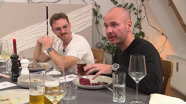 "Kein Studentenessen": Moritz (rechts) und Patrick haben Krissys Kochk&uuml;nste untersch&auml;tzt.
