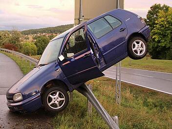 Dieser spektakuläre Unfall auf regennasser Fahrbahn ist in der Unfallstatistik über Vorfahrtsfehler gar nicht verzeichnet.Ein ähnlicher Crash hat sich erst vor wenigen Tagen wiederholt.  Archivfoto: Eckehard Kieswetter