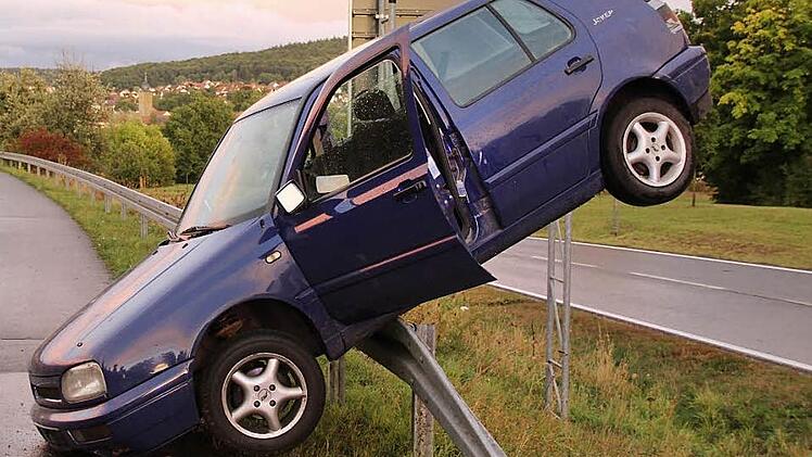 Dieser spektakuläre Unfall auf regennasser Fahrbahn ist in der Unfallstatistik über Vorfahrtsfehler gar nicht verzeichnet.Ein ähnlicher Crash hat sich erst vor wenigen Tagen wiederholt.  Archivfoto: Eckehard Kieswetter