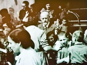 Janusz Korczak (1878 bis 1942, Mitte) mit Kindern und Mitarbeitern vor dem Waisenhaus Dom Sierot. Foto: Archiv