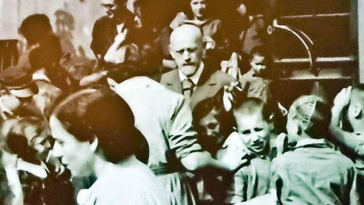 Janusz Korczak (1878 bis 1942, Mitte) mit Kindern und Mitarbeitern vor dem Waisenhaus Dom Sierot. Foto: Archiv