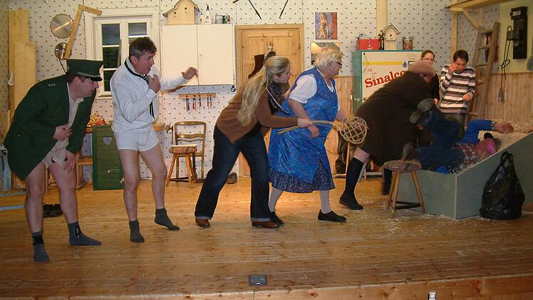 In Aktion sind hier (von links) die Darsteller Markus Merkl, Dieter Sonntag, Nadine Dehmel, Vroni Müller, Gerlinde Sonntag, Andreas Deuerling sowie (hinten rechts) Jasmin Dehmel und Daniel Schuberth. Foto: Hans Franz