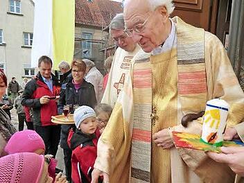 Die Kindergartenkinder gratulierten Bischof Schlembach und überreichten eine Kerze. Foto: Anton Then