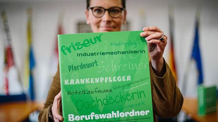 Daniela Wölfel, Schule-Wirtschaft-Expertin für den Kreis Kronach, präsentiert den Berufswahlordner. (Foto: Hendrik Steffens)
