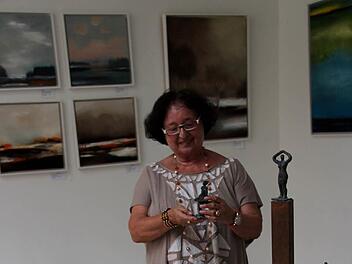 Gerti Koch hat sich im Lauf der Jahre von Bronzeskulpturen auf Bilder verlegt. Foto: Johanna Blum