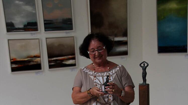 Gerti Koch hat sich im Lauf der Jahre von Bronzeskulpturen auf Bilder verlegt. Foto: Johanna Blum