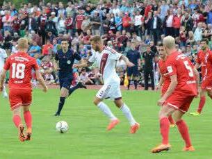 Über 3000 Zuschauer sahen ein 2:2-Remis im Spiel des 1. FC Nürnberg (weiße Trikots) gegen die Würzburger Kickers. Foto: Jürgen Schmitt