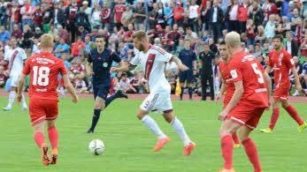 Über 3000 Zuschauer sahen ein 2:2-Remis im Spiel des 1. FC Nürnberg (weiße Trikots) gegen die Würzburger Kickers. Foto: Jürgen Schmitt