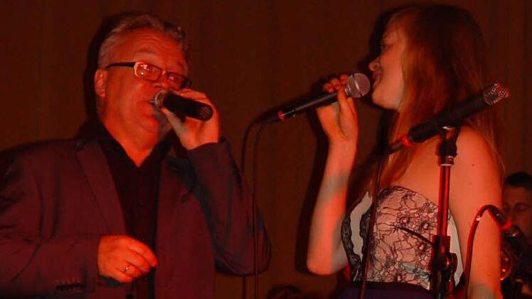 Torsten Schumacher und Verena Dietz animierten im Staatsbad zum Mitsingen.  Foto: Brigitta Kempe-Wolf