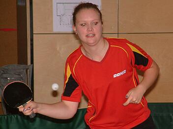 Die Damen des SV Fischbach nehmen in der 3. Bezirksliga die Verfolgerrolle hinter Spitzenreiter SG Neuses II ein. Sie ließen zuletzt mit einem 8:6-Erfolg beim SV Berg aufhorchen. In dieser Partie markierte Helene Ludwig (Bild) den achten Zähler, nachdem sie zuvor den 4:4-Ausgleich geschafft hatte. Foto: Hans Franz