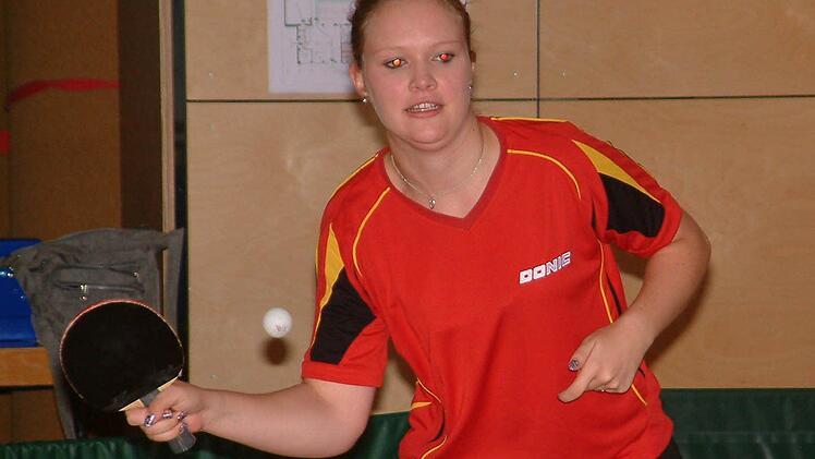 Die Damen des SV Fischbach nehmen in der 3. Bezirksliga die Verfolgerrolle hinter Spitzenreiter SG Neuses II ein. Sie ließen zuletzt mit einem 8:6-Erfolg beim SV Berg aufhorchen. In dieser Partie markierte Helene Ludwig (Bild) den achten Zähler, nachdem sie zuvor den 4:4-Ausgleich geschafft hatte. Foto: Hans Franz