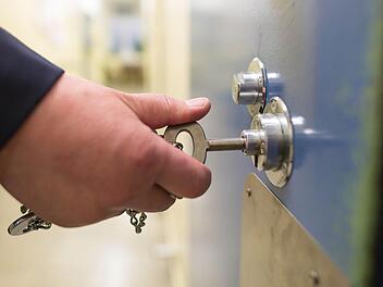 Wegen schweren sexuellen Missbrauchs eines Kindes muss ein 59-jähriger Kronacher vier Jahre ins Gefängnis. Da er schwer krank ist, ist allerdings fraglich, ob er seine Strafe tatsächlich antreten muss.  Symbolfoto: Uwe Anspach/dpa