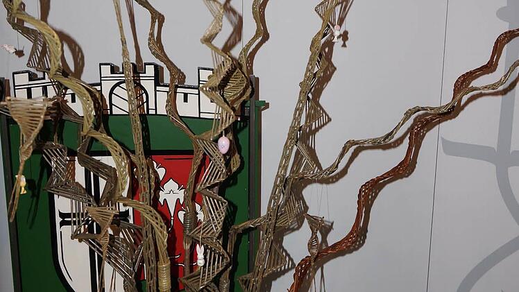 Dass man aus Rattan nicht nur Sitzflächen alter Stühle bespannen kann, sondern auch interessante kleine Kunstwerke für die Blumenvase, das stellten die Thüringer Restaurations-Handwerker Jens und Ralf Wolter unter Beweis. Foto: Gerd Schaar