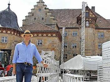 Seit Montagmorgen laufen die Vorbereitungen. Der Aufbau der Bühne vor dem schmucken Schloss Eyrichshof hat begonnen. Der Schlossherr, Herrmann Freiherr von Rotenhan, erwartet bis zu 14 000 Besucher. Bis auf "Pur" gibt es noch Karten an den Abendkassen. Foto: Ralf Kestel