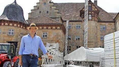 Seit Montagmorgen laufen die Vorbereitungen. Der Aufbau der Bühne vor dem schmucken Schloss Eyrichshof hat begonnen. Der Schlossherr, Herrmann Freiherr von Rotenhan, erwartet bis zu 14 000 Besucher. Bis auf "Pur" gibt es noch Karten an den Abendkassen. Foto: Ralf Kestel
