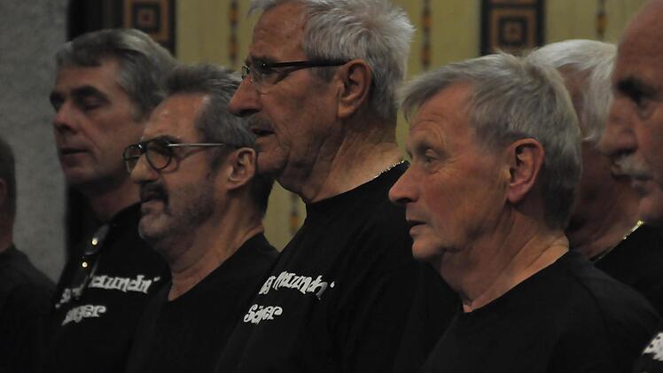 Die "Black Mountain Sänger" aus Burkardroth verstehen es, hervorragend im Dialekt ihrer Heimatgemeinde zu singen. Foto: Peter Klopf
