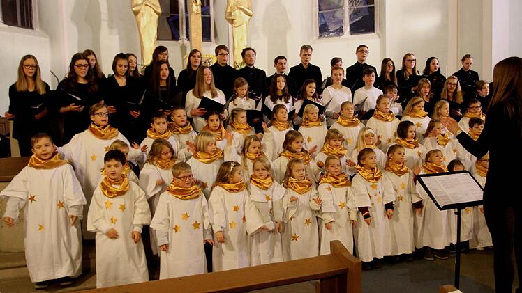 Der Kinder- und der Teenie-Chor unter der Leitung von Clara Viering.